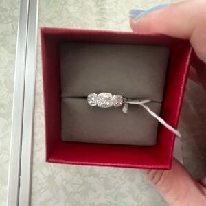 Elegant 10K white gold Diamond Ring